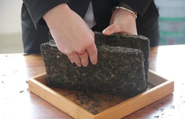 2022年怎么撬普洱茶磚？