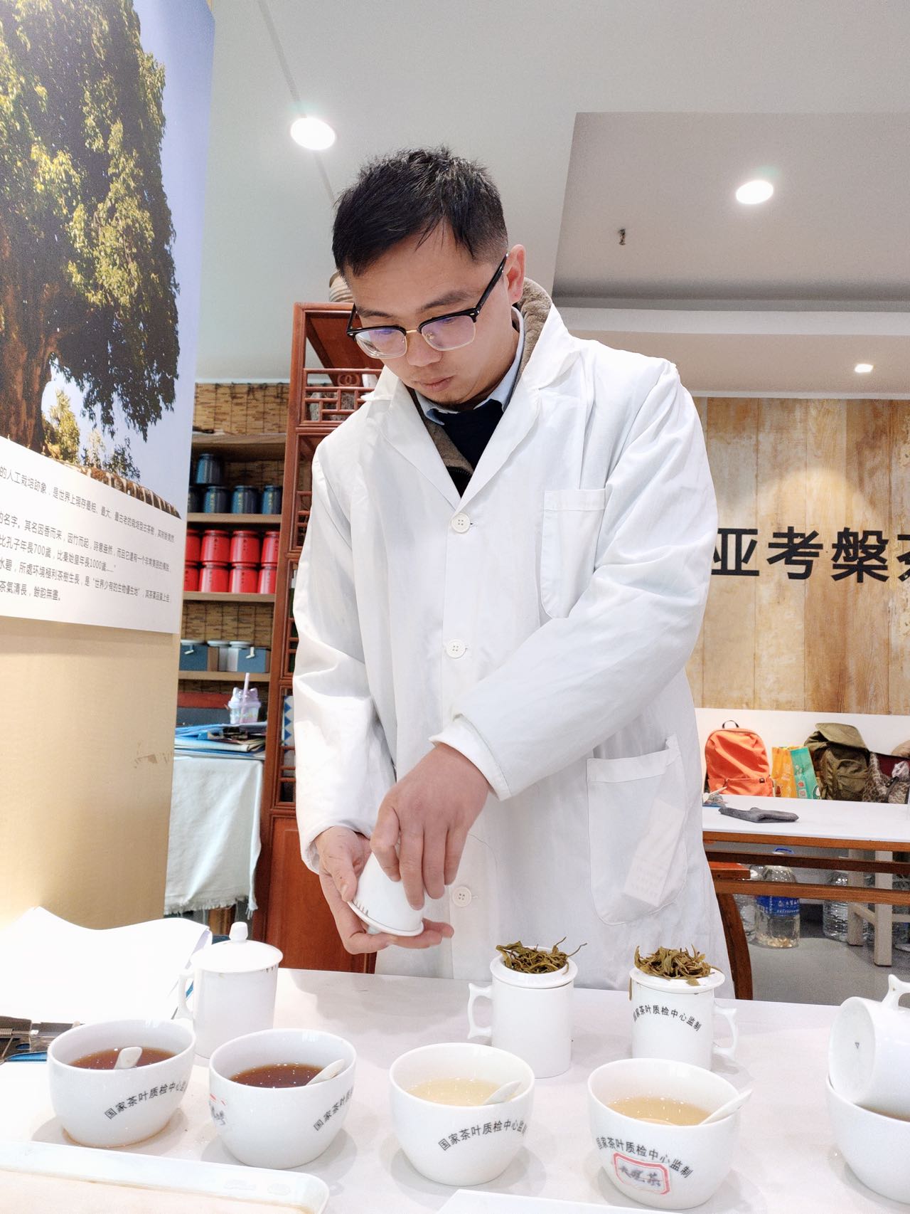 普洱茶非遺傳承人陳財(cái)代表普洱市參加云南省第十九屆職工職業(yè)技能大賽·評茶員技能決賽
