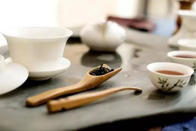 為什么有時(shí)喝茶嗓子會(huì)發(fā)干？