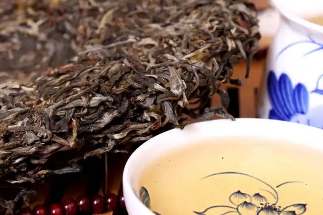 喝普洱茶，生茶和熟茶哪個(gè)更適合你？